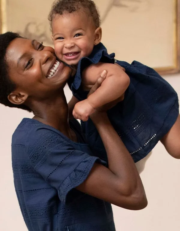 Hot Mama & Mini Marineblauwe Geborduurde Katoenen Babyjurk Vrouw Jurken