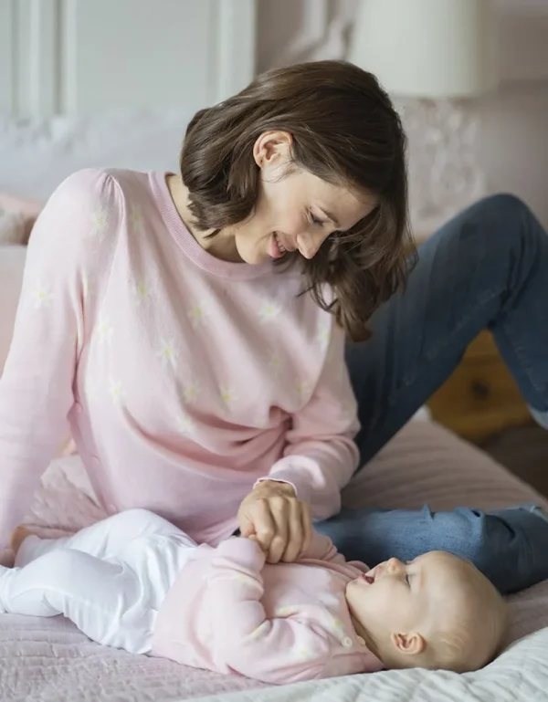 Fashion Mama & Mini-Set Van Bijpassende Roze Gebreide Truien Met Madeliefjesbloem Vrouw Topjes